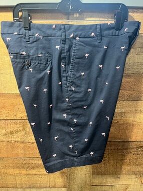 Izod Men's flamingo print flat front shirts size 32